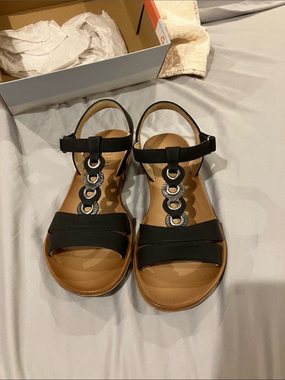 SOUL Naturalizer Black T-Strap Sandals with Ring Accents